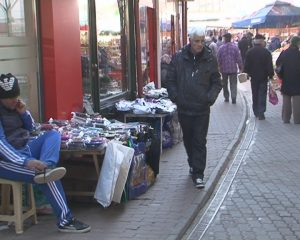 BÂRLĂ VREA ORDINE ÎN PIAŢA CENTRALĂ. SE VOR ELIMINA VÂNZĂTORII AMBULANŢI