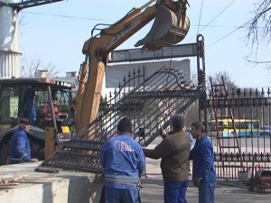 ... LA POARTA NOUĂ. S-A REFĂCUT INTRAREA ÎN CRÂNG