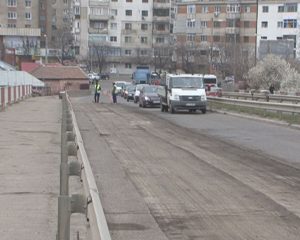ÎN SFÂRŞIT, SE ASFALTEAZĂ PODUL DRĂGĂICII. S-A RENUNŢAT LA PETICE, SE AŞTERNE COVOR BITUMINOS