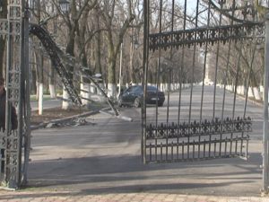 A RUPT POARTA CRÂNGULUI. ŞOFERUL BEAT A FRÂNAT DUPĂ 50 DE METRI, PE ALEEA PRINCIPALĂ