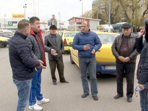 TAXIMETRIŞTII, ÎN PRAG DE REVOLTĂ. NU VOR DISPECERAT, DAR CER LOCURI DE PARCARE ŞI DRUMURI BUNE