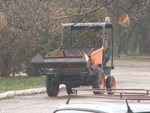 CURĂŢENIE MOTORIZATĂ ÎN PARCURI. URBIS SEV A LUAT TREI TRACTORAŞE SECOND-HAND