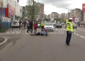 BUNICĂ ŞI NEPOT SPULBERAŢI PE TRECEREA DE PIETONI. AU SCĂPAT CA PRIN MINUNE