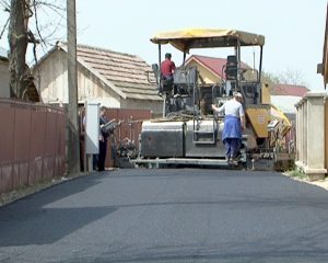 ULIŢE CU ASFALT LA MĂRĂCINENI. ŞAPTE STRĂZI CU ASFALT NOU, PE BANII PRIMĂRIEI