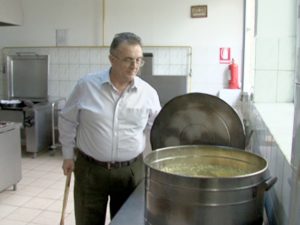 MENIU DE SĂRBĂTORI. ABONAŢII VOR PRIMI OUĂ ROŞII ŞI COZONAC