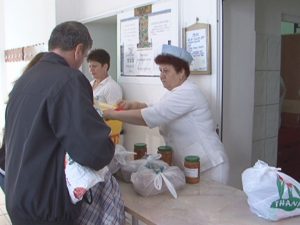 MASĂ BOGATĂ. BUCATE DE PAŞTI PENTRU ABONAŢII CANTINEI SOCIALE