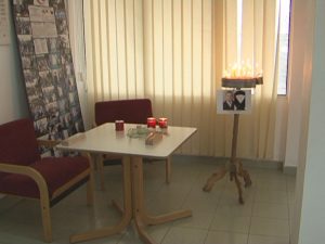 LACRIMI PENTRU CIPRIAN, COPILUL UCIS SÂMBĂTĂ. COLEGII I-AU LĂSAT FLORI PE BANCĂ SI AU APRINS LUMÂNĂRI