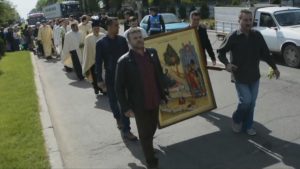 PROCESIUNE DE FLORII, PE STRĂZILE ORAŞULUI. SUTE DE BUZOIENI AU PARTICIPAT LA EVENIMENT