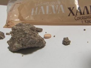 SURPRIZĂ NEPLĂCUTĂ PENTRU UN BUZOIAN. A GĂSIT O PASTILĂ ÎN HALVA