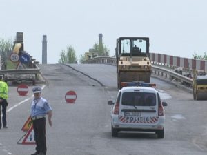 PODUL DRĂGĂICII, REABILITAT TOTAL. SE FOLOSESC STAŢIILE DE ASFALT LA MAXIM