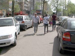 ŞOFERII, DISCIPLINAŢI CU FORŢA. SE PUN STÂLPIŞORI ÎN TOT ORAŞUL