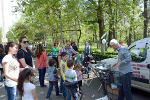 ORĂŞELUL COPIILOR EDUCAŢI, ÎN CRÂNG. COPIII, PROVOCAŢI SĂ ÎNVEŢE LECŢII DE VIAŢĂ