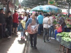 CUMPĂRĂTURI  DE PAŞTI. SUTE DE BUZOIENI AU ASEDIAT PIAŢA CENTRALĂ