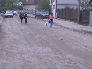 UN PIC MAI BINE, PENTRU RIVERANII DE PE „PLOPILOR”. PRIMĂRIA A DISPUS NIVELAREA STRĂZII; NU ESTE EXCLUSĂ ASFALTAREA