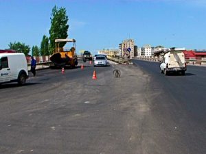 S-AU FINALIZAT LUCRĂRILE PE PODUL DRĂGĂICII. VA FI CONTROLAT TRAFICUL GREU