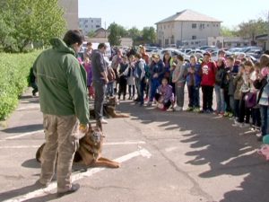 PORŢI DESCHISE LA IPJ. SUTE DE COPII AU ASALTAT POLIŢIA JUDEŢEANĂ