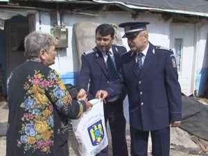 DARURI DE LA POLIŢIŞTI. MAI MULTE PERSOANE VÂRSTNICE AU PRIMIT CADOURI DE PAŞTI