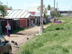 CRATERE CA PE MARTE, PE STRADA SATURN-LINIE. APROAPE DE CENTRUL ORAŞULUI, SE TRĂIEŞTE CA LA SAT