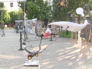 ARTA PRINTRE BLOCURI. EXPOZIŢIE ÎN AER LIBER PE BULEVARDUL BĂLCESCU