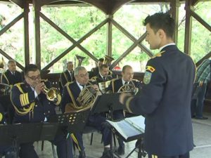 CÂNTA FANFARA MILITARĂ... ATMOSFERĂ BOEMĂ, SÂMBĂTĂ, ÎN CRÂNG