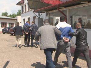 CINCI HOŢI DIN MAŞINI, PRINŞI DE POLIŢIŞTI. AU FURAT 40.000 DE LEI DINTR-UN AUTOTURISM