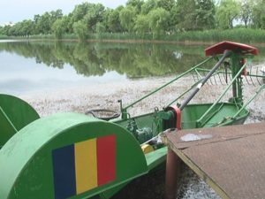 COSITUL ACVATIC ÎNCEPE CU O... PAUZĂ. MOTOCOSITOAREA S-A ÎMPOTMOLIT ÎNCĂ DE LA LANSAREA LA APĂ