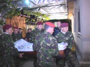 MILITARII UCIŞI ÎN AFGANISTAN S-AU ÎNTORS ACASĂ. VOR FI DECLARAŢI CETĂŢENI DE ONOARE AI JUDEŢULUI