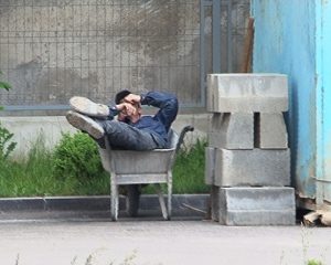 AZI ÎN BUZĂU. PAUZELE LUNGI ŞI DESE...