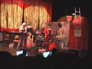 A ÎNCEPUT VEDETEATRU. EDIŢIA A XIII-A A DEBUTAT CU APLAUZE LA SCENĂ DESCHISĂ