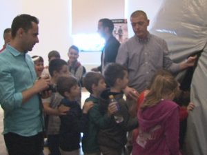 CU OCHII LA STELE. SUTE DE COPII AU FOST ASTĂZI LA PLANETARIU