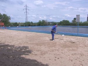 POFTIŢI LA ŞTRAND! APĂ CURATĂ, SALVAMARI ŞI TARIFE MICI