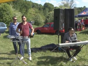 LA IARBĂ VERDE,  CU LĂUTARI. BUZOIENII AU PETRECUT PE RITMURI BALCANICE