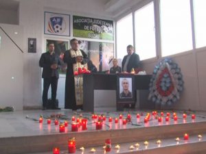 AJF ÎŞI COMEMOREAZĂ CAMARADUL UCIS ÎN AFGANISTAN. ADRIAN VIZIREANU ERA ŞI ARBITRU DE FOTBAL