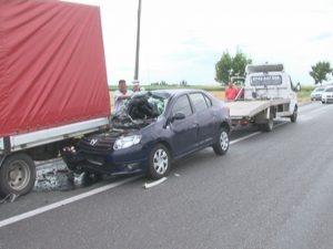 ACCIDENT GRAV LA POTÂRNICHEŞTI. A INTRAT CU LOGANUL SUB O AUTOUTILITARĂ