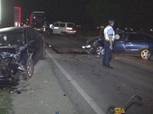 IMPACT FRONTAL, CU CINCI RĂNIŢI. DOUĂ AUTOTURISME S-AU CIOCNIT ÎN PLINĂ VITEZĂ