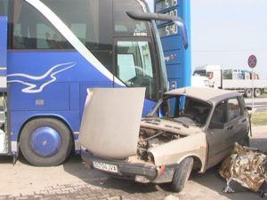 ACCIDENT MORTAL, LA CĂLDĂRUŞANCA. ŞOFER IMPRUDENT, FĂCUT PRAF DE UN AUTOCAR