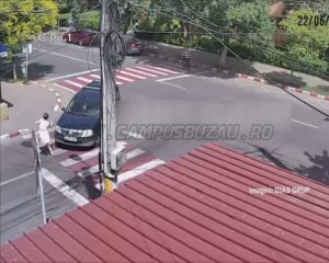ACCIDENT PE TRECEREA DE PIETONI. SCENA, FILMATĂ DE O CAMERĂ DE SUPRAVEGHERE