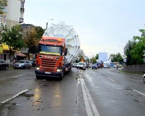 TRAFIC INGREUNAT DE UN TRANSPORT AGABARITIC. UN REZERVOR URIAŞ A PLECAT DE LA BETA