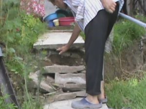 DRAMĂ ÎNTR-O FAMILIE DIN LOPĂTARI. TRĂIESC CU TEAMA CĂ LI SE VA DĂRÂMA CASA