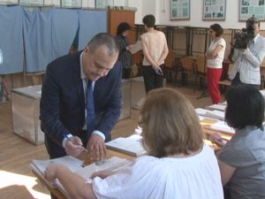 PRINTRE PRIMII LA URNE. OVIDIU ANGHEL A VOTAT LA LICEUL PEDAGOGIC