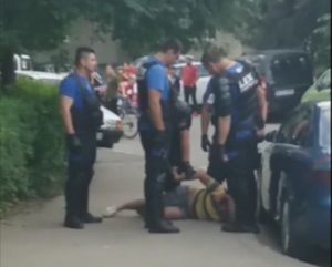 IMAGINI CUTREMURĂTOARE ÎN CARTIERUL MICRO 14. UN SCANDALAGIU, CĂLCAT ÎN PICIOARE DE ANGAJAŢII UNEI FIRME DE PAZĂ