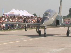 SPECTACOL PE CERUL BUZOIAN. PORŢI DESCHISE LA ŞCOALA DE AVIAŢIE DE LA BOBOC