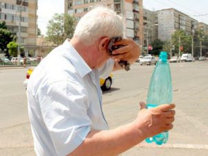 CUM NE FERIM DE CANICULĂ? RECOMANDĂRI DIN PARTEA MEDICILOR