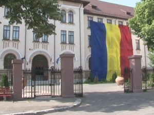 ZIUA DRAPELULUI NAŢIONAL. UN TRICOLOR URIAŞ VA FI EXPUS PE FAŢADA MUZEULUI JUDEŢEAN