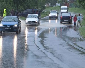 DRUMURI AFECTATE DE PLOI. SUTE DE GOSPODĂRII AU FOST INUNDATE