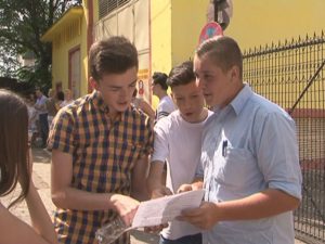 EMOŢII LA CAPACITATE. ABSOLVENŢII CLASEI A VIII-A, LA PRIMUL EXAMEN SERIOS