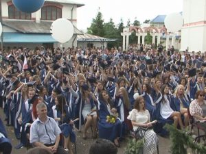 GAUDEAMUS IGITUR. TRĂIASCĂ ŞCOALA! TRĂIASCĂ PROFESORII!