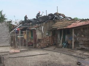 INCENDIU LA GĂLBINAŞI. O BĂTRÂNĂ A DAT FOC PROPRIEI CASE