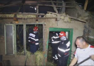FAMILIE CU 5 COPII, RĂMASĂ PE DRUMURI. CASA LE-A FOST MISTUITĂ DE FLĂCĂRI