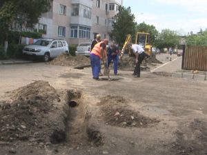 SE ASFALTEAZĂ STRADA VLĂSIEI. AICI NU EXISTA NICI MĂCAR CANALIZARE
